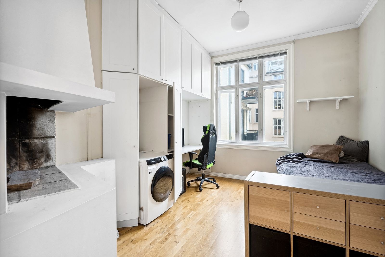 Soverom nummer to med gode oppbevaringsmuligheter, samt vaskemaskin som medfølger. Galleribilde