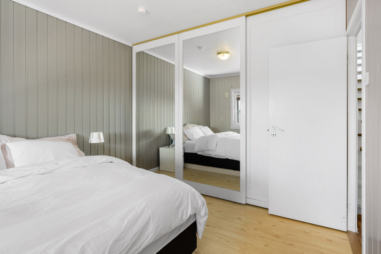Soverommet har skyvedørsgarderobe. Galleribilde