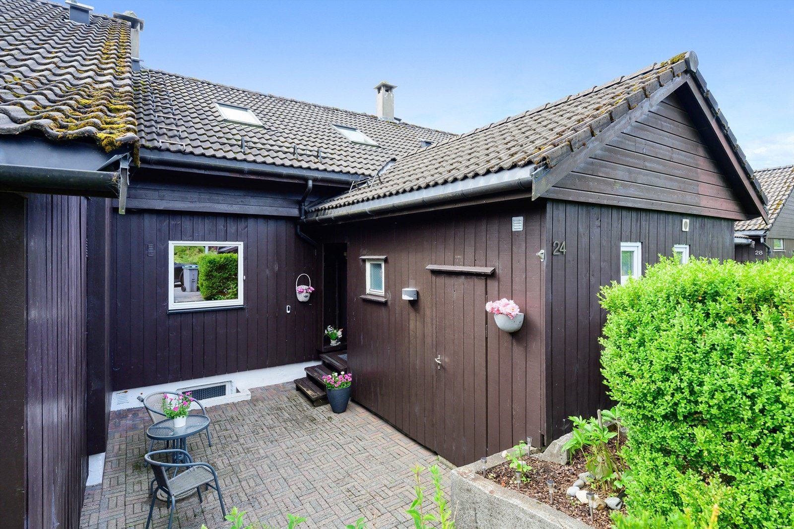 Ved inngangspartiet er det plass til et koselig kaffebord. Det er også utvendig bod her. Galleribilde