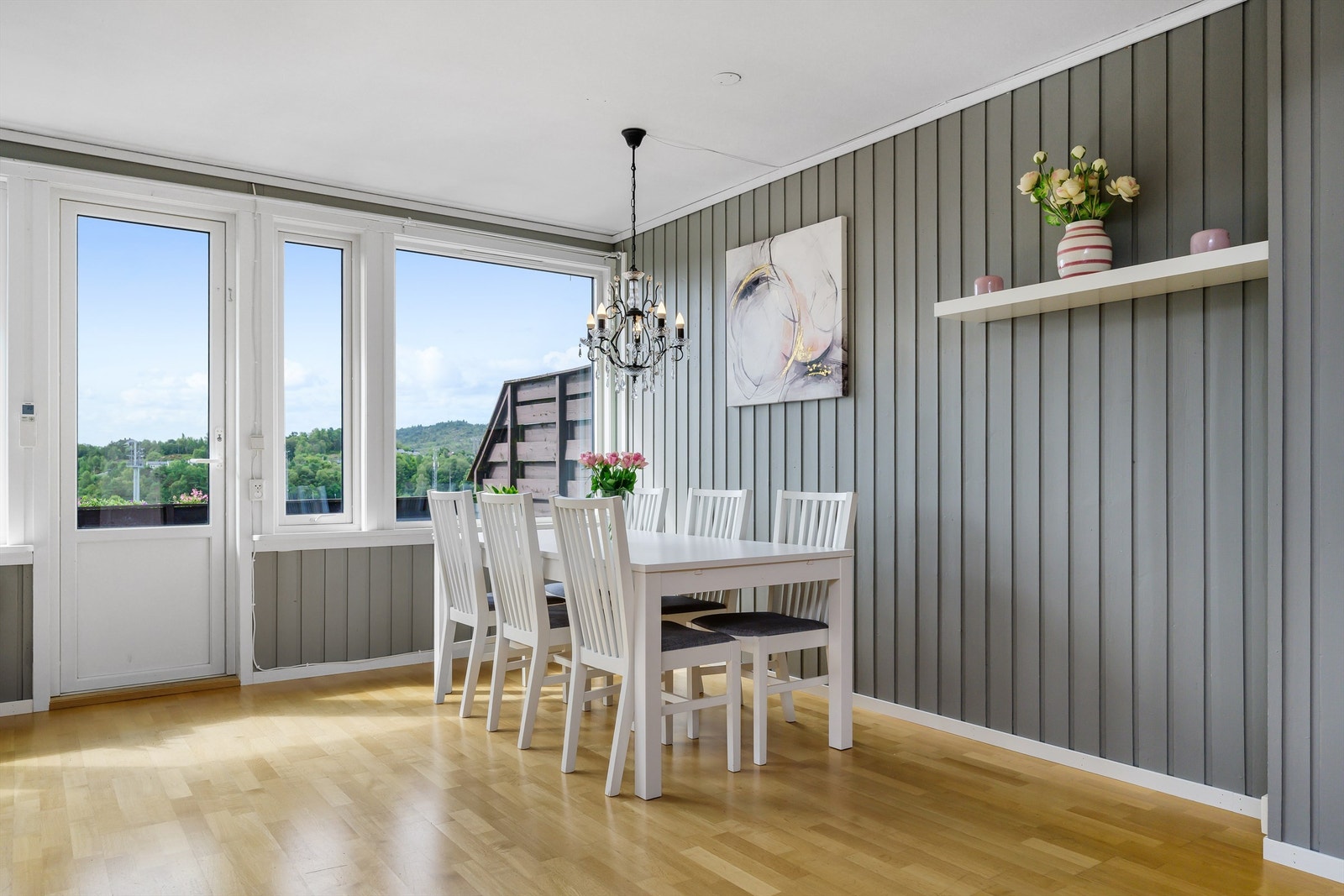 Stuen er svært romslig og kan naturlig deles inn i soner. God plass til stuemøbler i rommet. Galleribilde