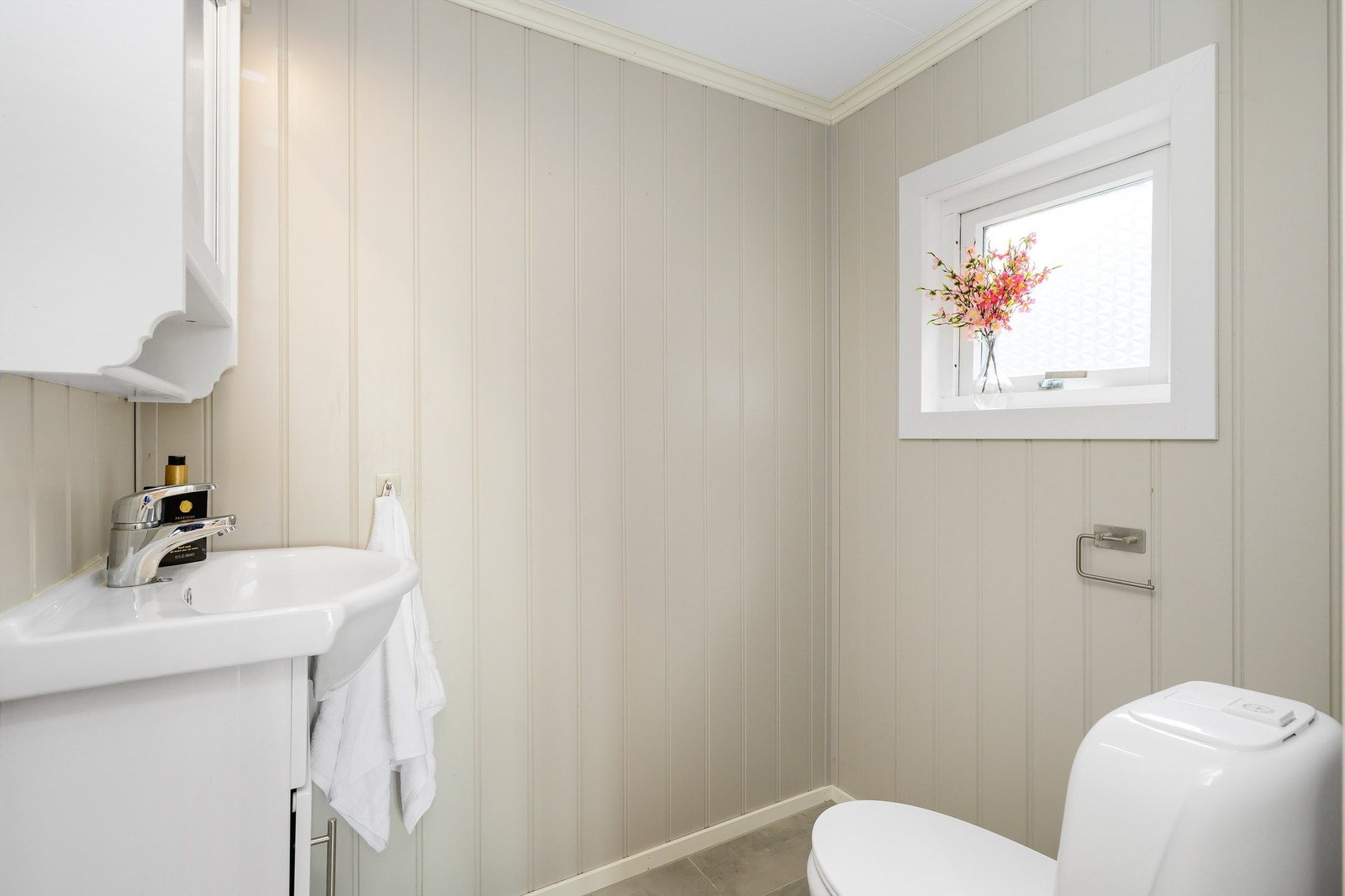 Ved siden av badet har man et gjestetoalett. Galleribilde