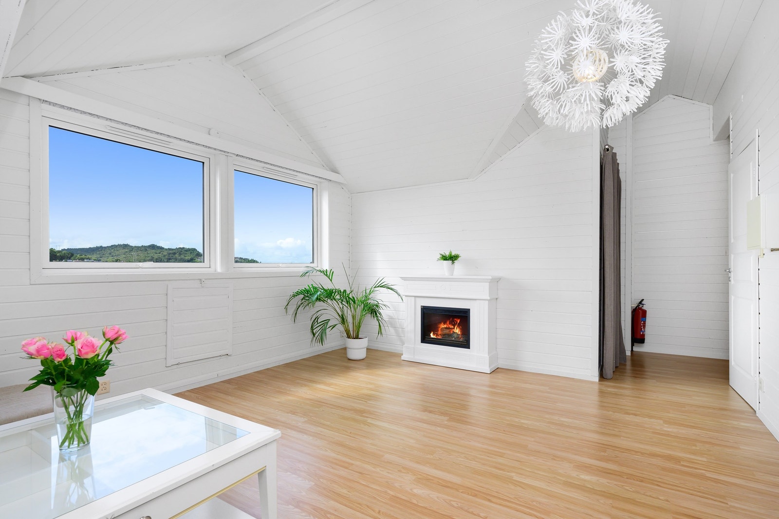 Loftsetasjen har store vinduer med fantastisk utsikt. Galleribilde
