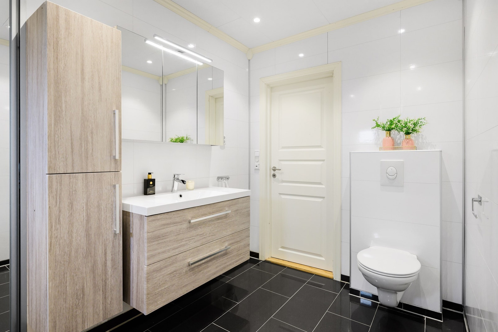 Badet er lyst og tidløst og har god oppbevaring. Det er hele 3 toaletter i boligen. Galleribilde
