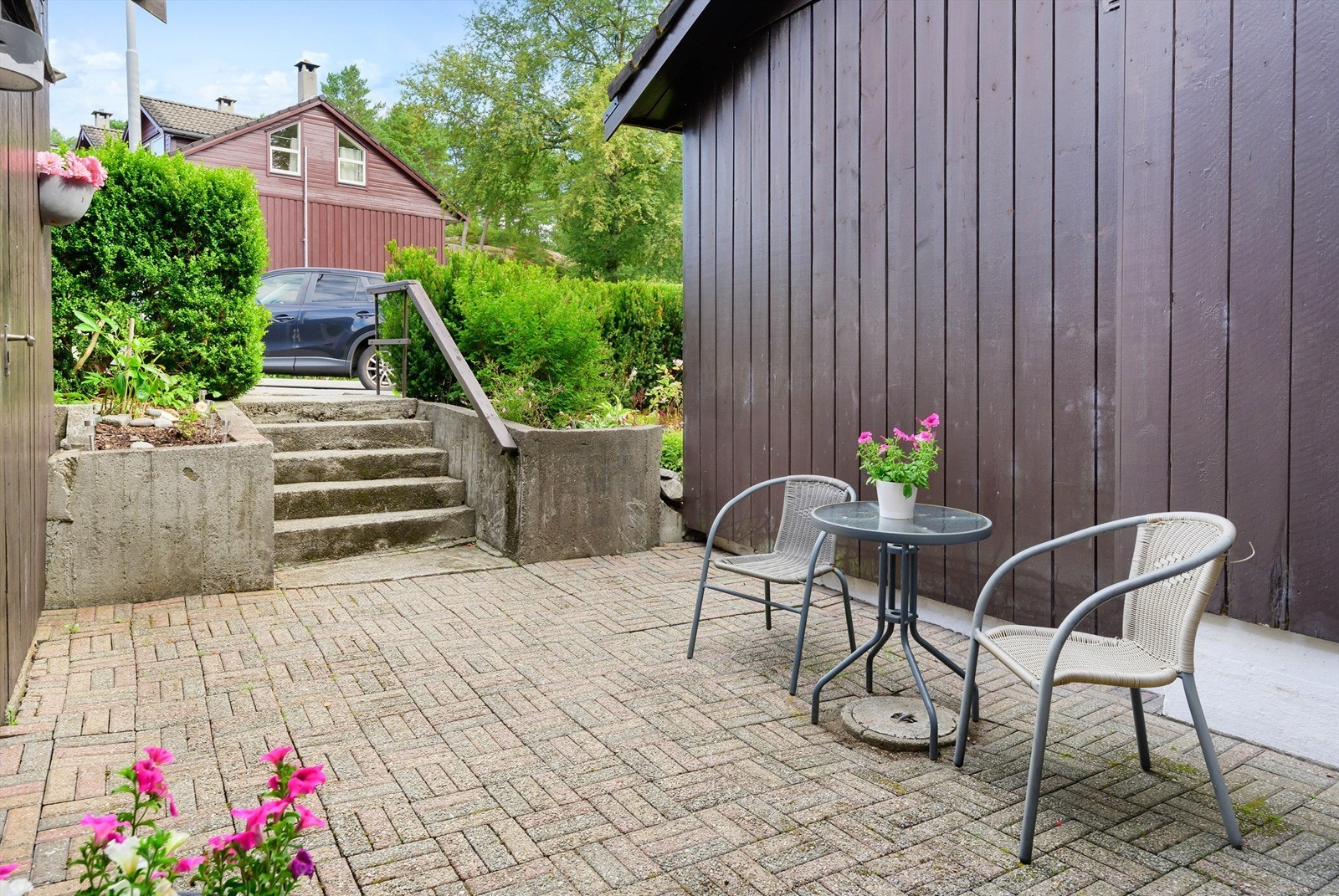Ved inngangspartiet kan man se at det er kort vei til parkeringsmulighetene. Galleribilde