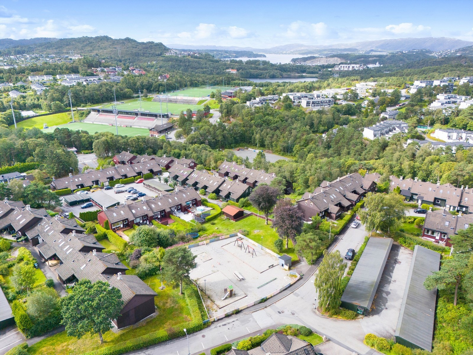 Dronefoto av Sælen borettslag med Varden AMFI like ved. Galleribilde