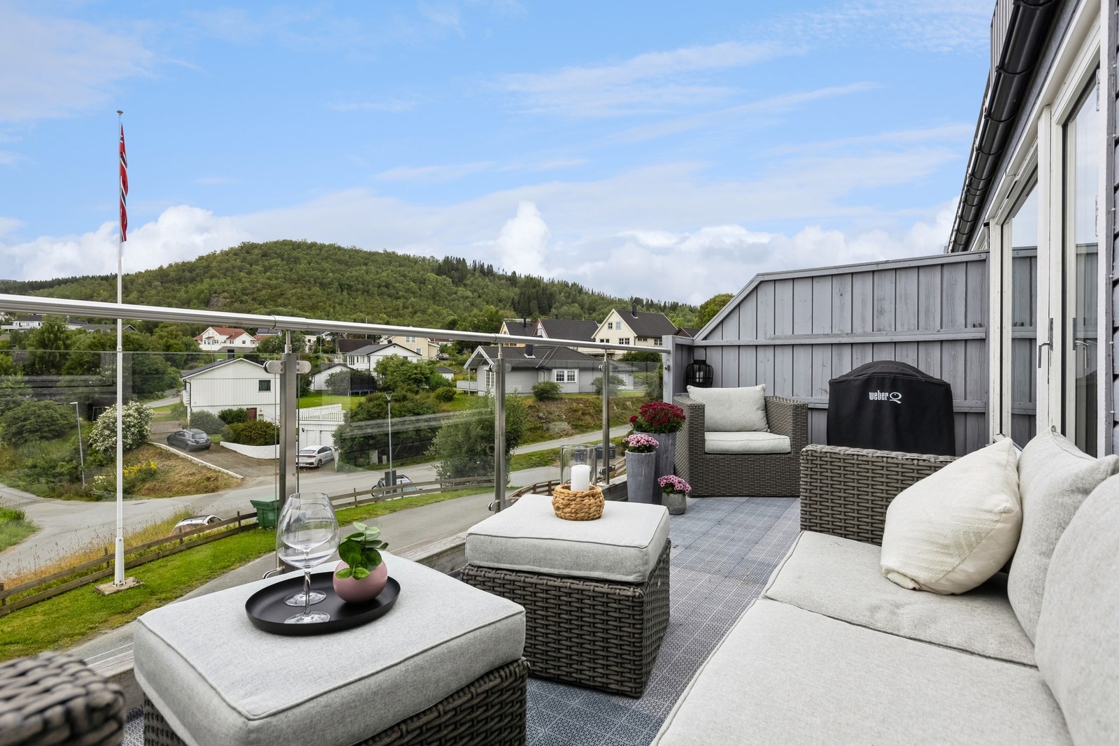 Her har du god plass til stor sofagruppe og grill. Galleribilde