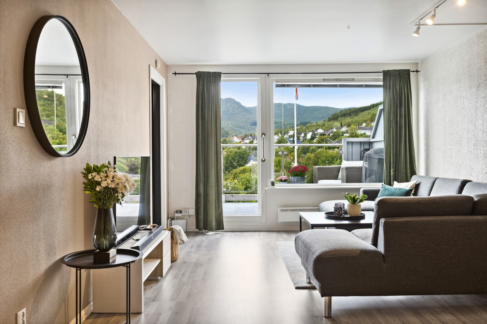 Store vindusflater gir godt med naturlig lysinnslipp. Galleribilde