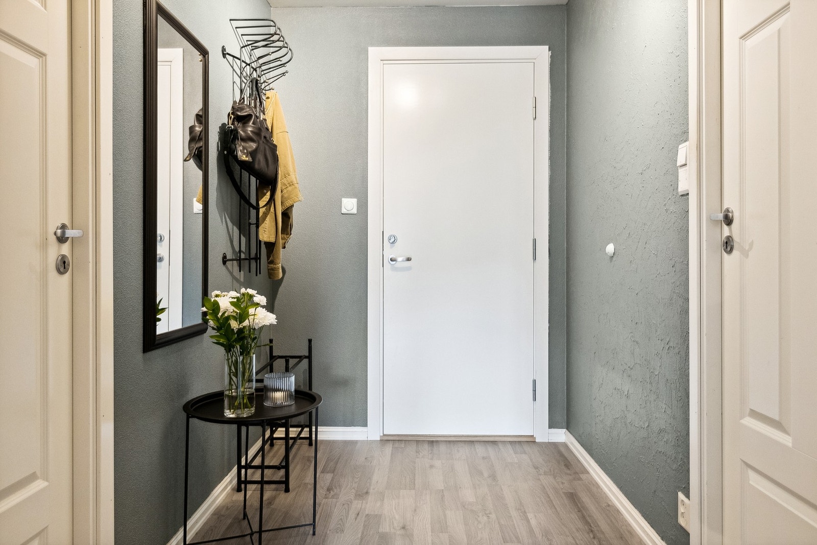 Gang/entré med gode oppbevaringsmuligheter og egen bod/klessrom i tilknytning til gang. Galleribilde