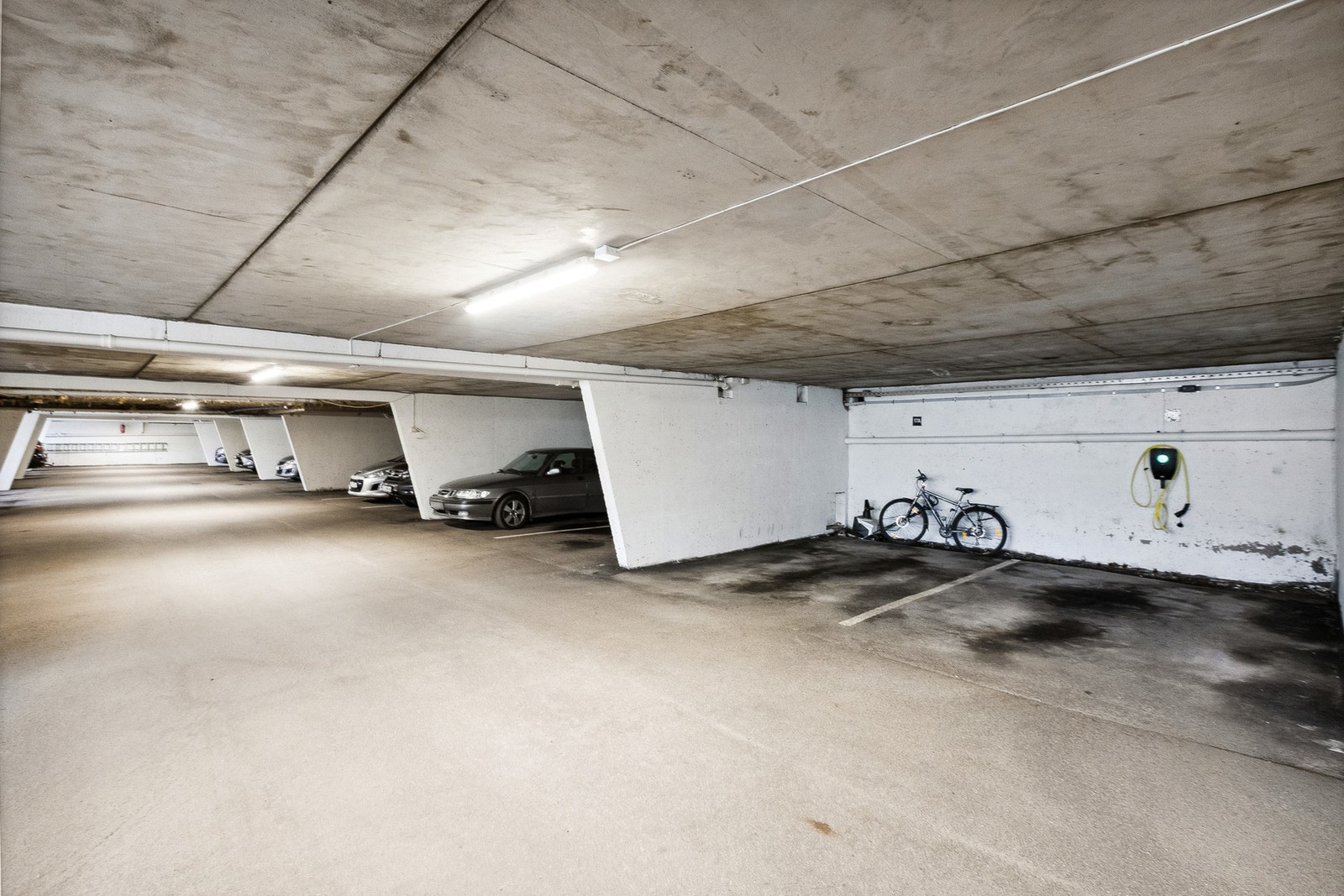 Det medfølger fast parkeringsplass til leiligheten, det er plassen du ser til høyre i bilde. Galleribilde