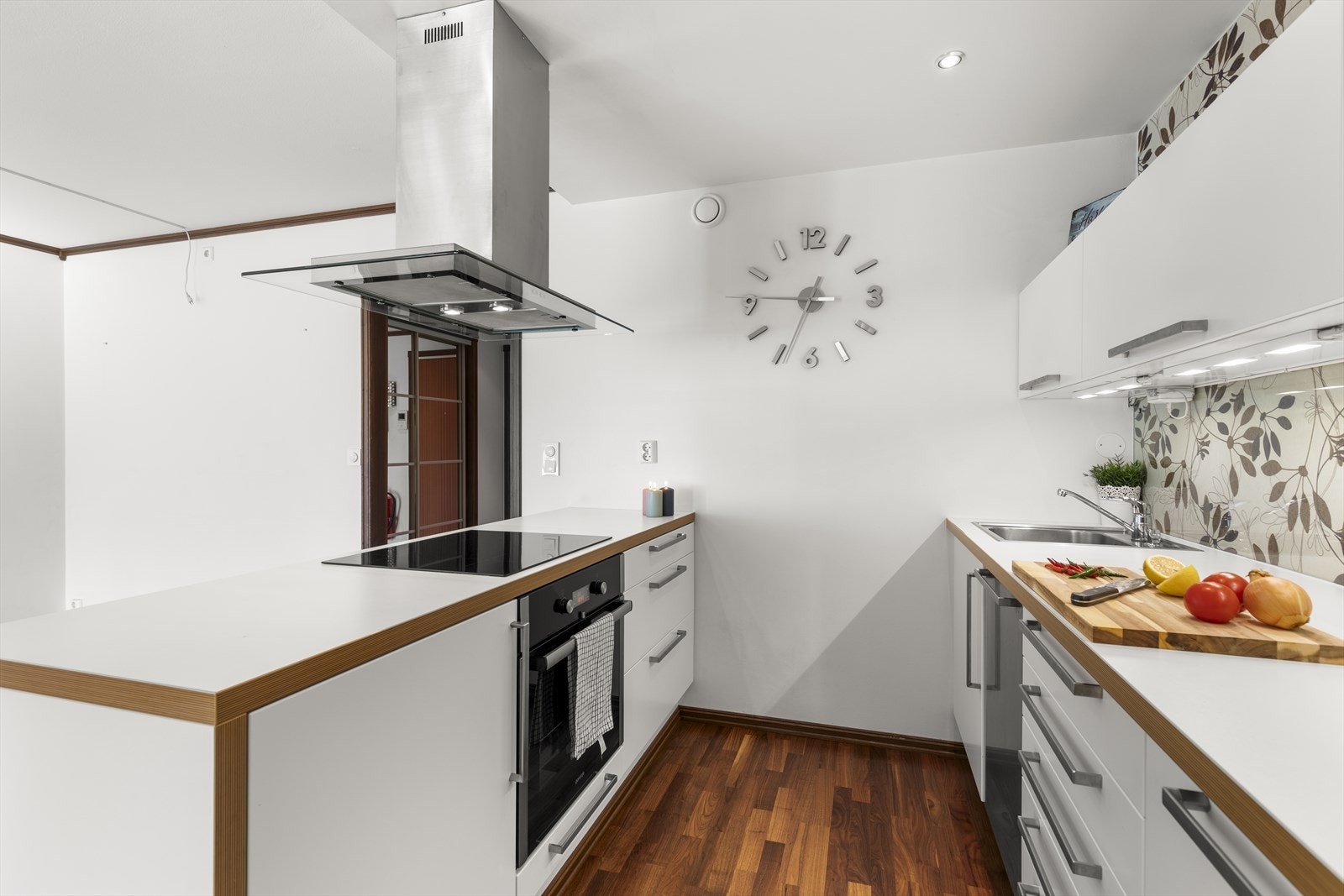 Kjøkkenet har innredning med glatte fronter og benkeplate av laminat. Galleribilde