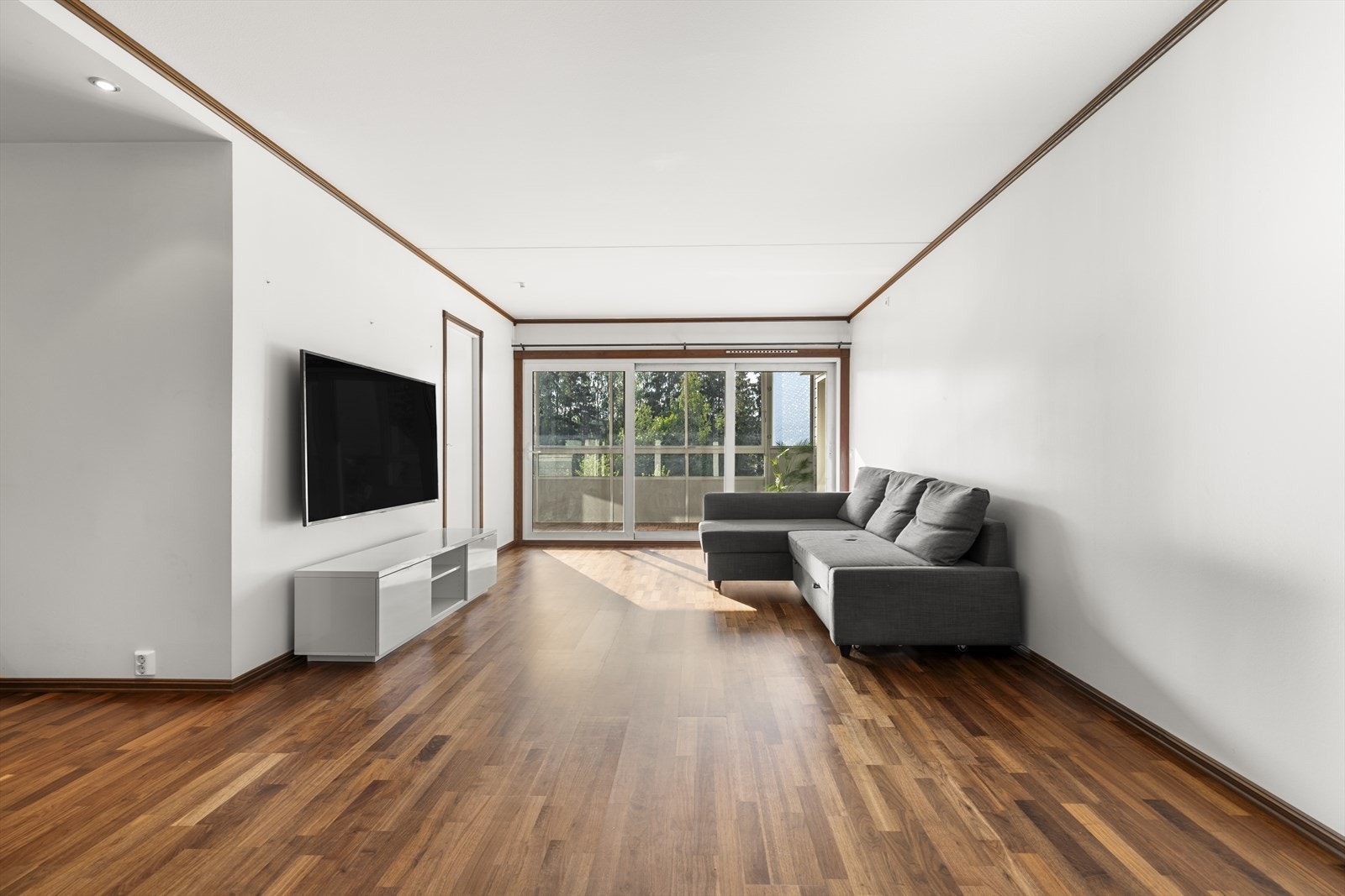 Innvendig er det gulv av parkett. Veggene har malte plater og innvendig tak har malte plater og malt betong. Galleribilde