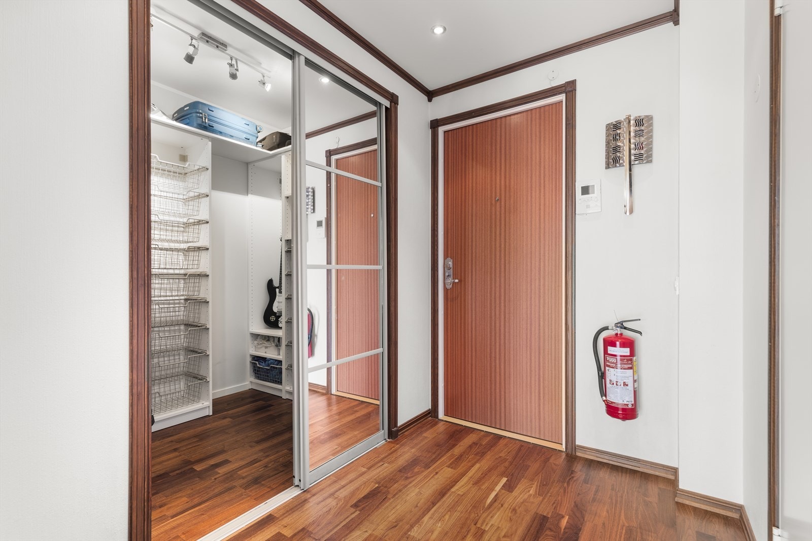 Entré med walk- inn clothset i eget rom i entreen, der er god plass i garderoben som gjør den perfekt for oppbevaring av husholdningsartikler, yttertøy og sko. Galleribilde