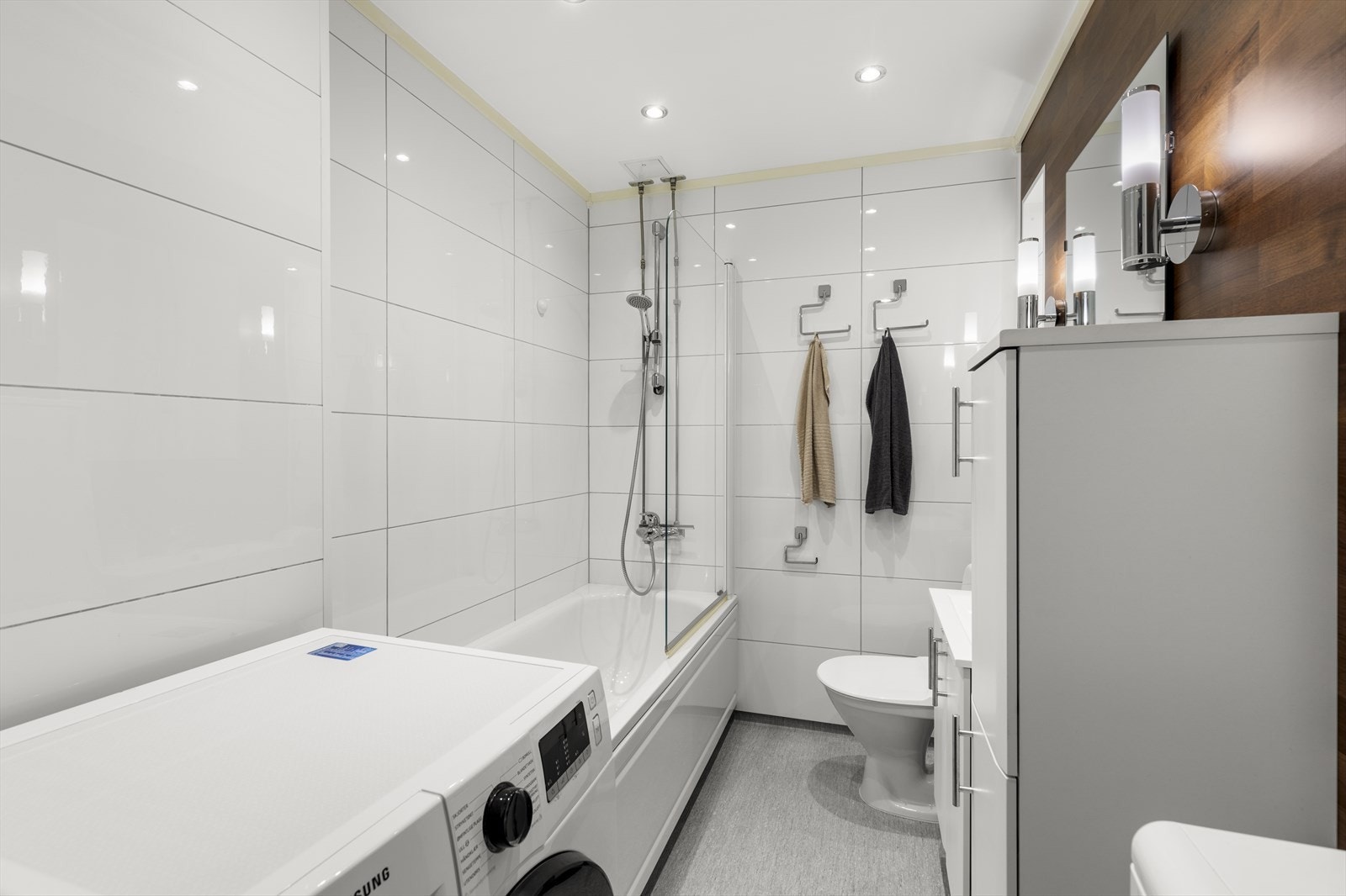 Badet er innredet med nedfelt servant, toalett, badekar og opplegg for vaskemaskin (vaskemaskinen følger med salget). Galleribilde