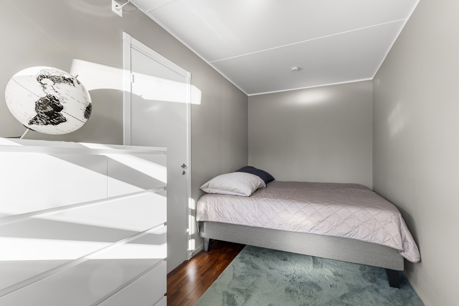 Soverommet har plass til en dobbeltseng med tilhørende møblement. Galleribilde