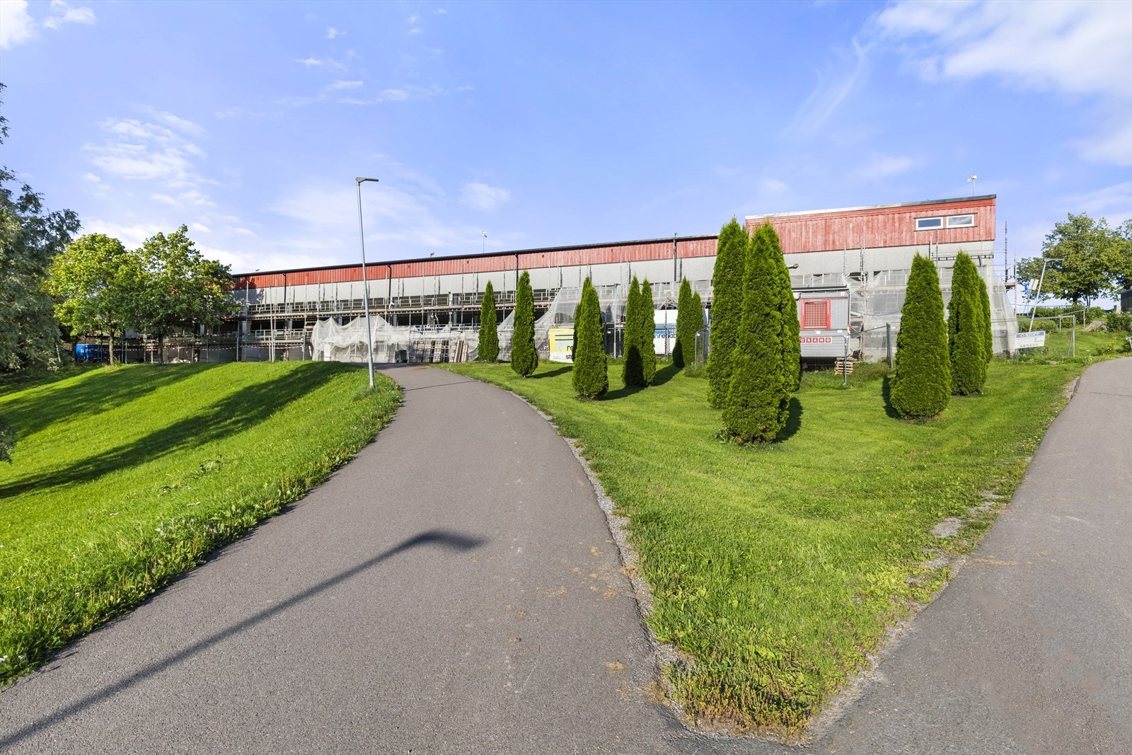 Leiligheten disponerer en garasjeplass. Garasjehuset er under oppussing. Galleribilde