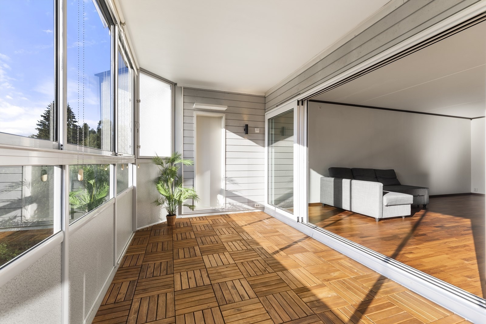 Romslig balkong med flere møbleringsmuligheter. Galleribilde