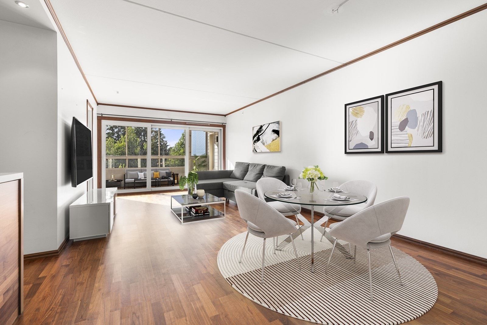 Stor stue med mange innredningsmuligheter. Det er god plass til en stor sofa med tilhørende møblement og en spisestue. (Digital styling av hvordan leiligheten kan møbleres) Galleribilde