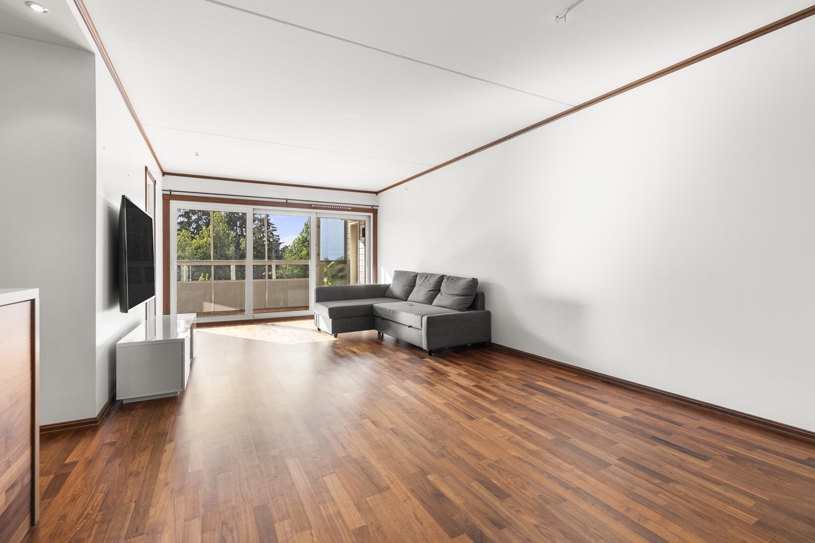 Fra stuen er det utgang til en stor innglasset balkong som fungerer som en fin forlengelse av stuen. Galleribilde