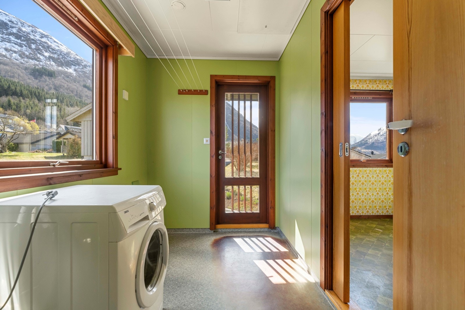 Vaskerom med egen utgang til hagen Galleribilde