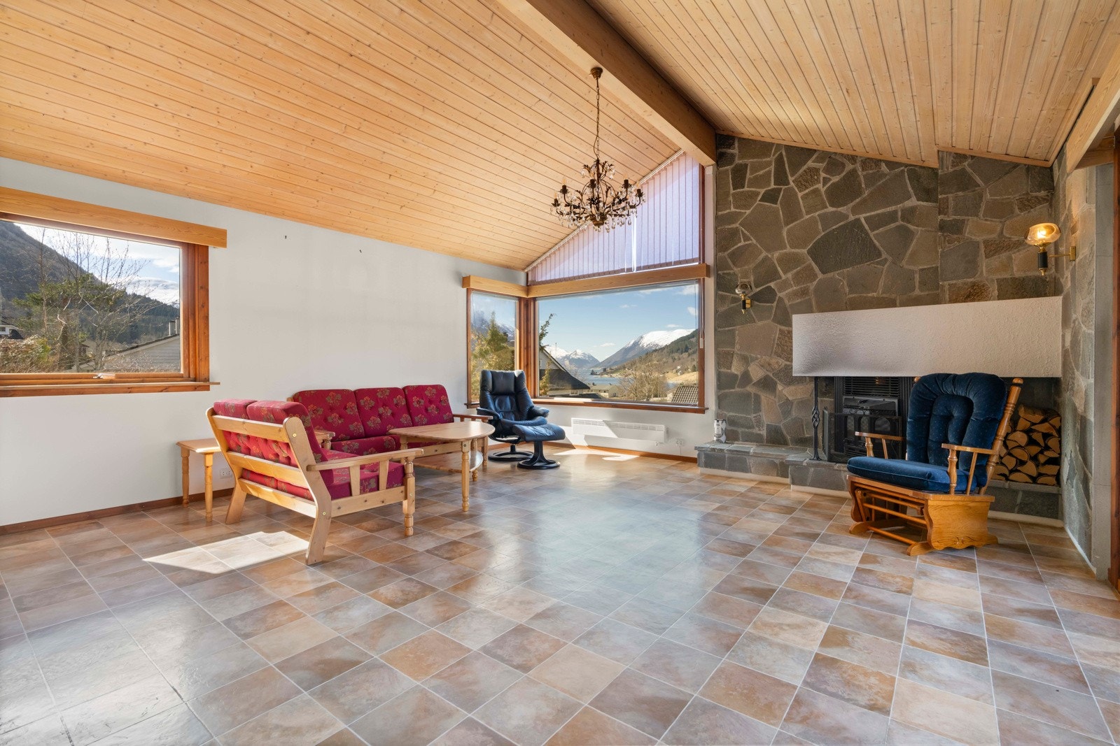 Stue med mønt himling og store vindu mot sør Galleribilde