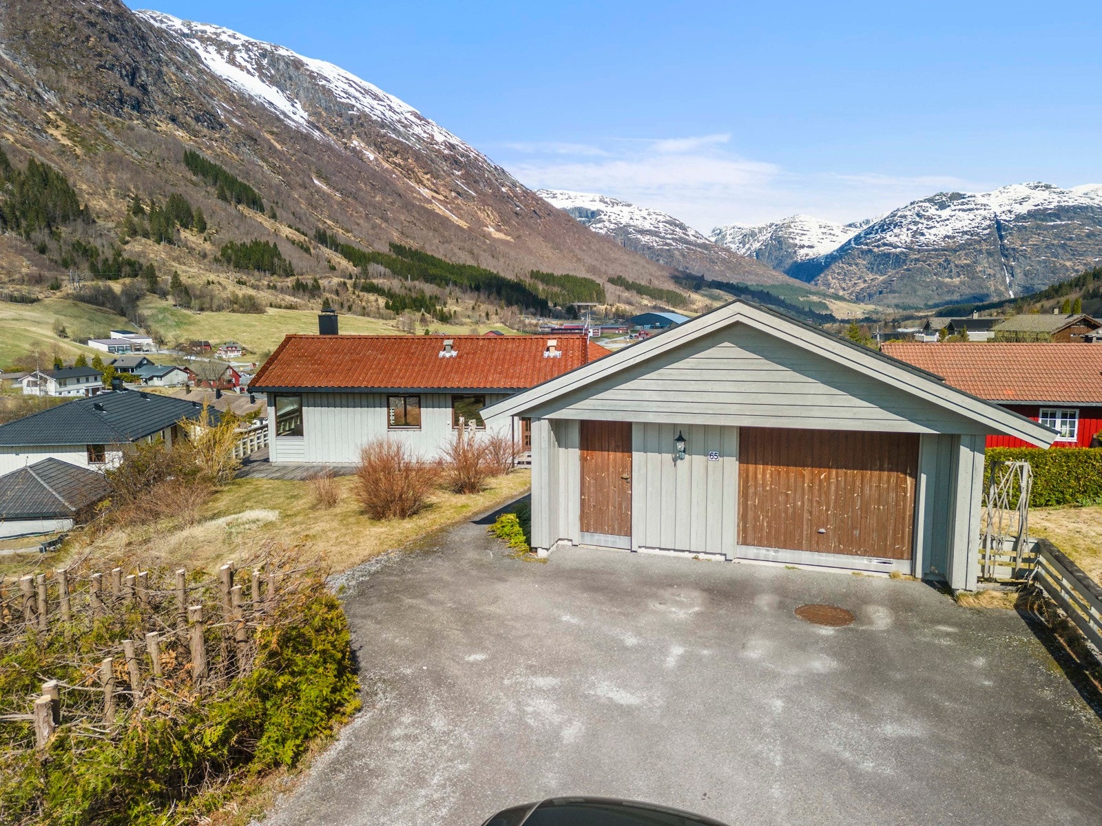 Fra garasjen er det gangsti bort til boligen Galleribilde