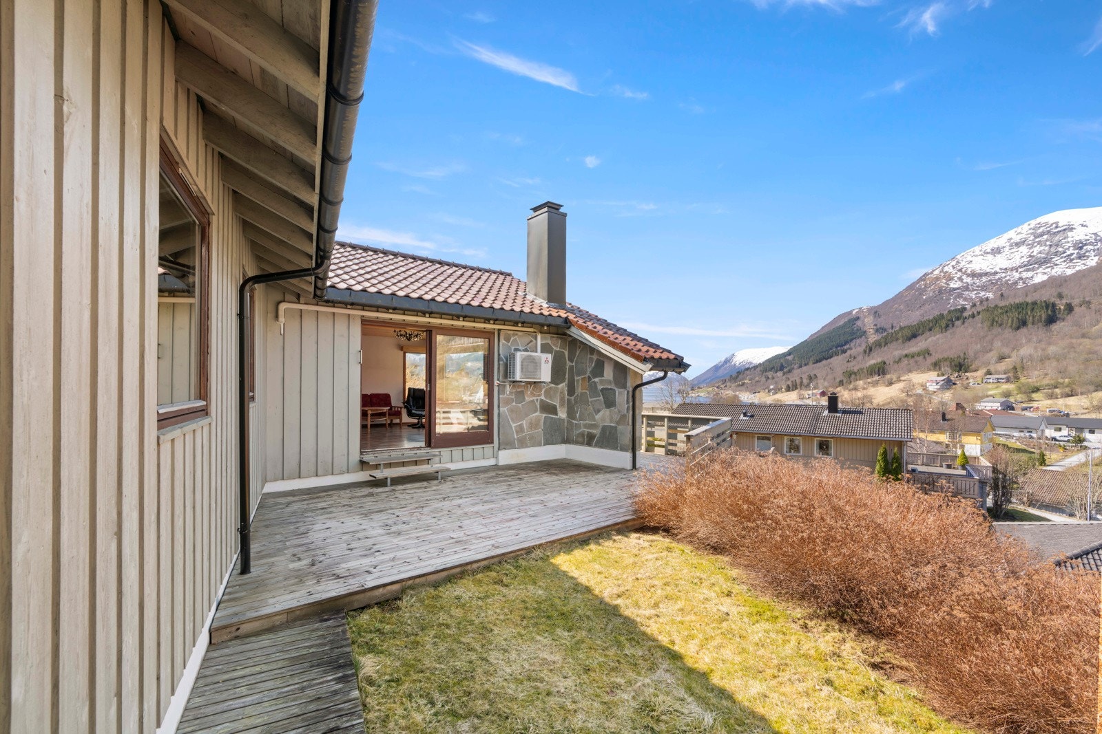 Terrasse i tilknytning til stua på hovedplan Galleribilde