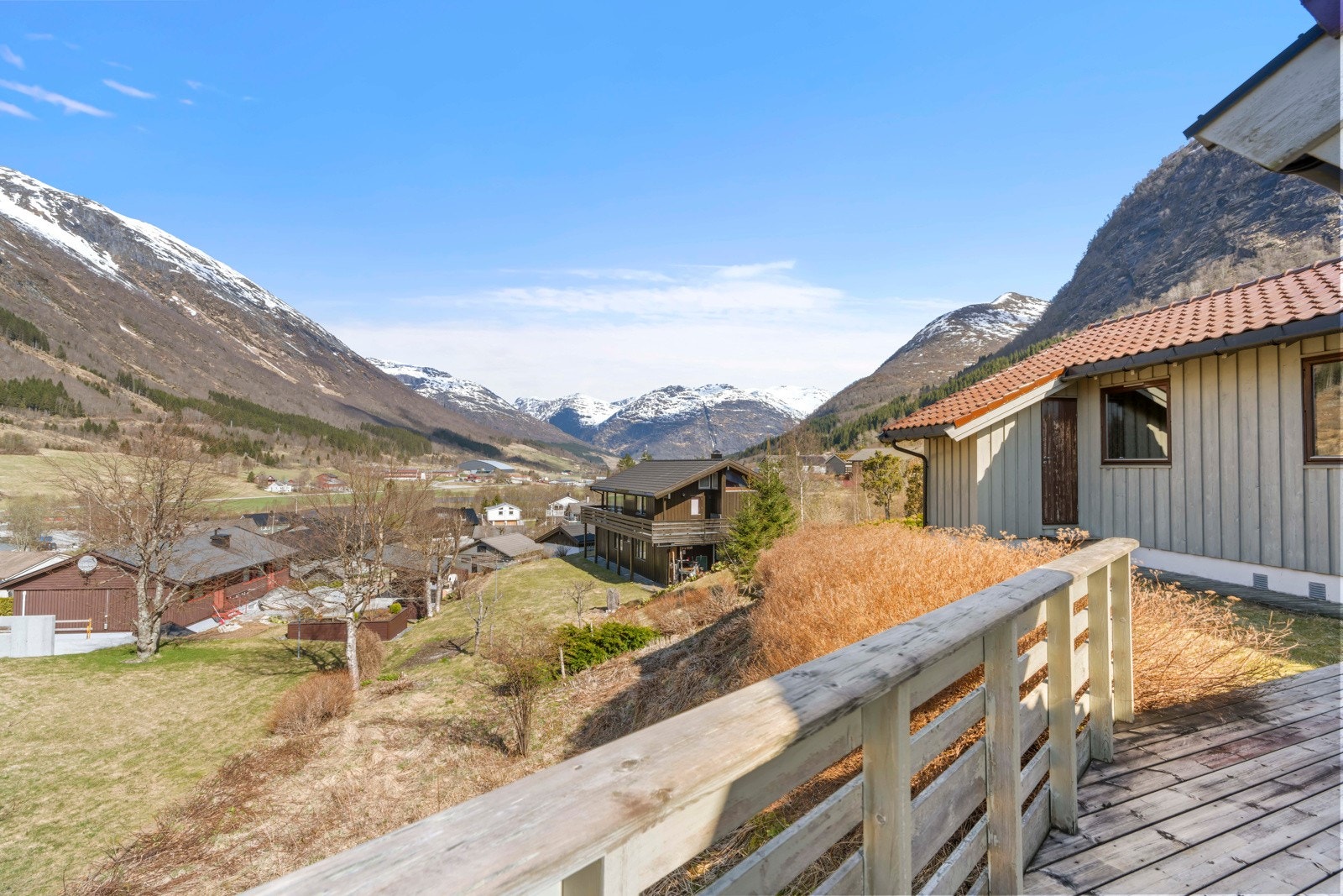 Flott utsikt også oppover dalføret Galleribilde