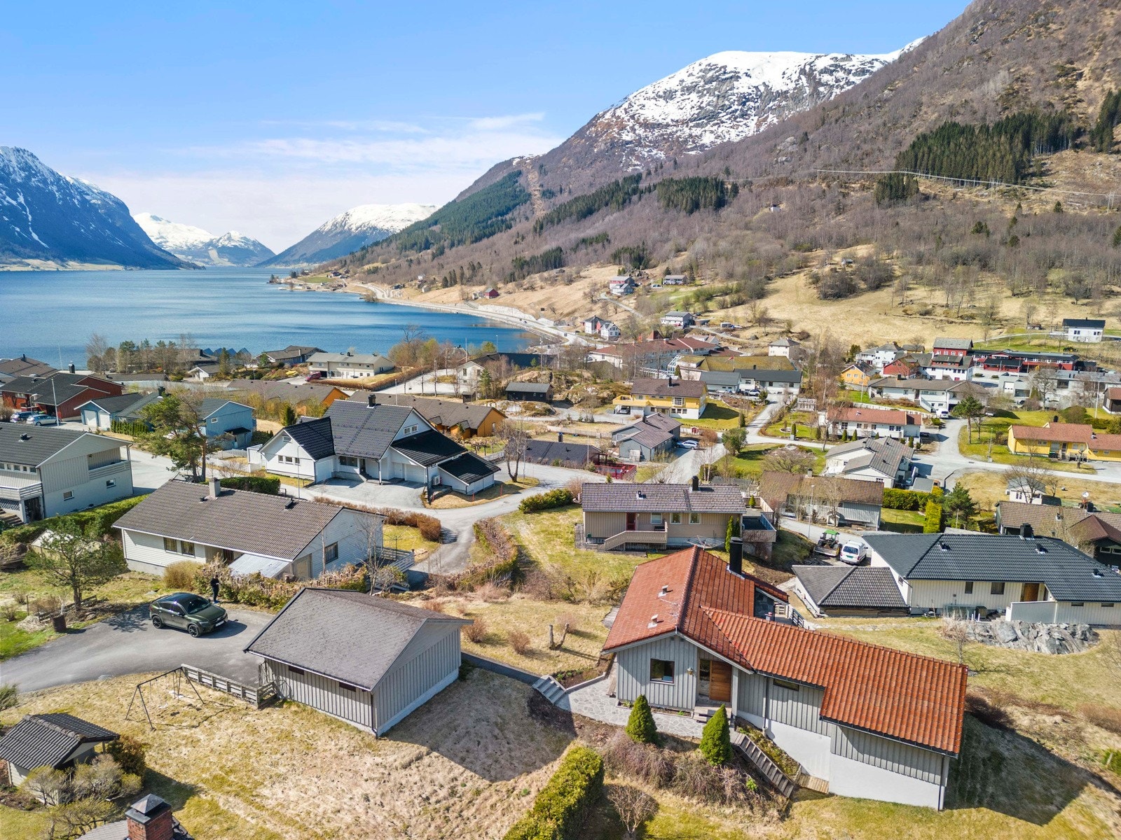 Eiendommen ligger fint til i etablert boligfelt på Skei Galleribilde