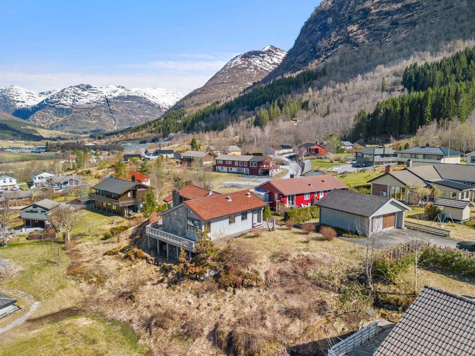 Eiendommen består av enebolig oppført i 1970 og garasje fra 1996 Galleribilde