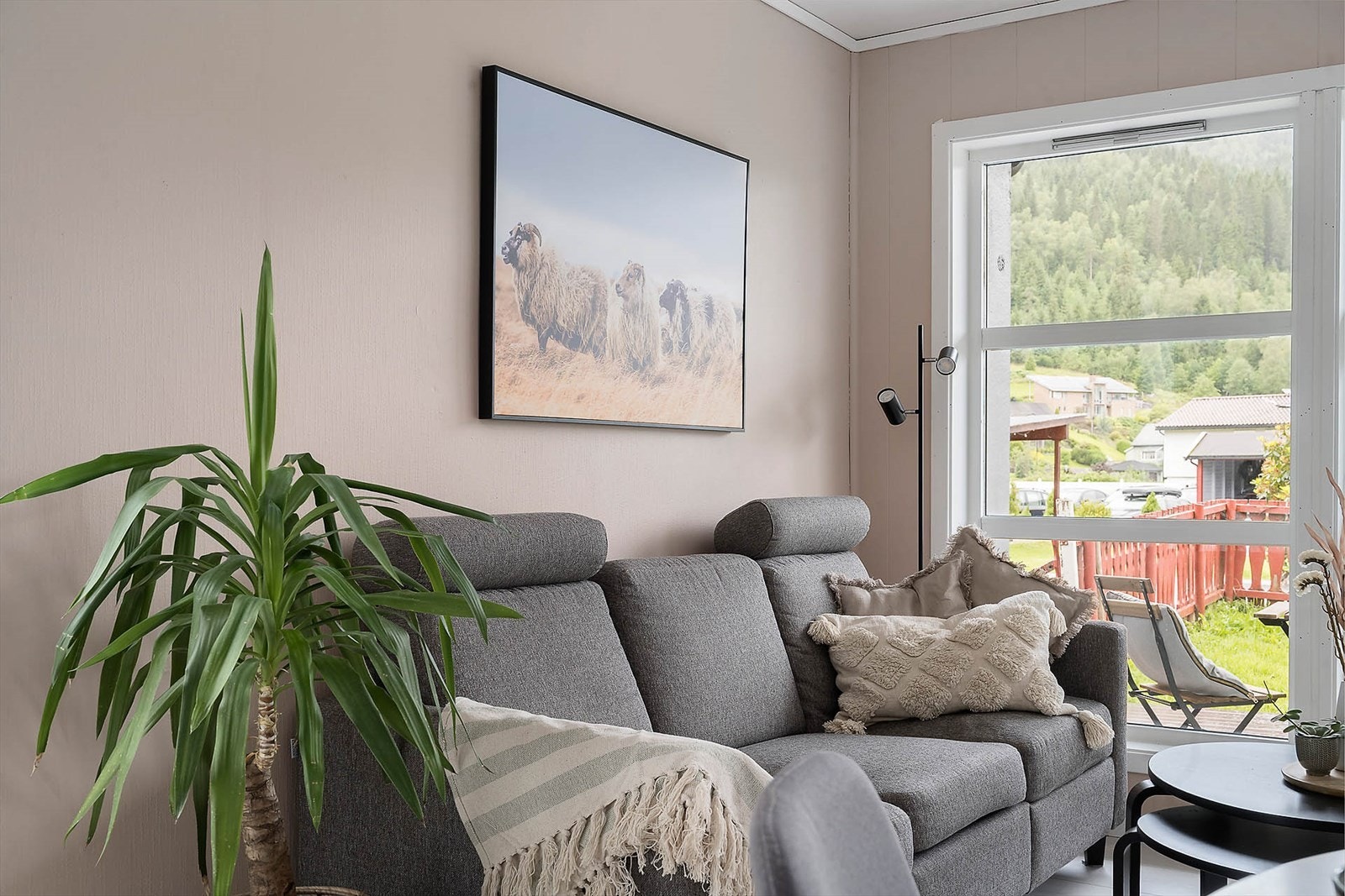 I stuen er veggene av malte finérplater og på gulvene er det laminat og fliser, samt malte takplater. Galleribilde