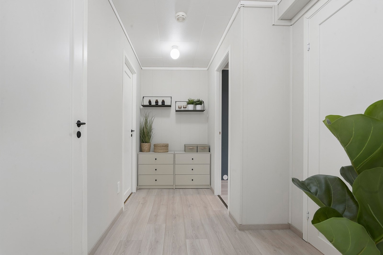 I enden av gangen er det bod inn til venstre og ett soverom nr. 2 til høyre. Galleribilde