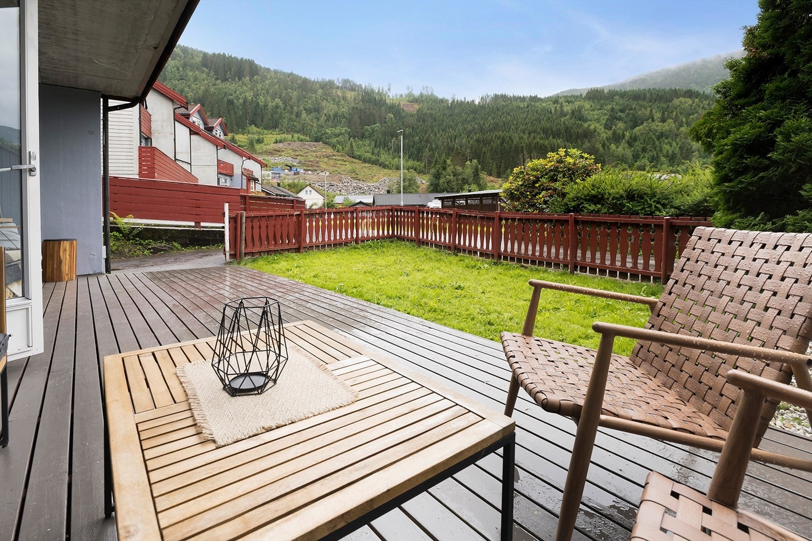 Her har du gode solforhold om ettermiddagen og kvelden. Styret i borettslaget har nylig godkjent utbedring av rekkverk og levegg for borettslagets regning. Galleribilde