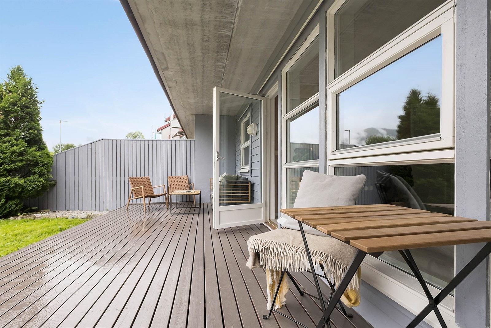 Fra stuen er det dør til terrassen. Galleribilde