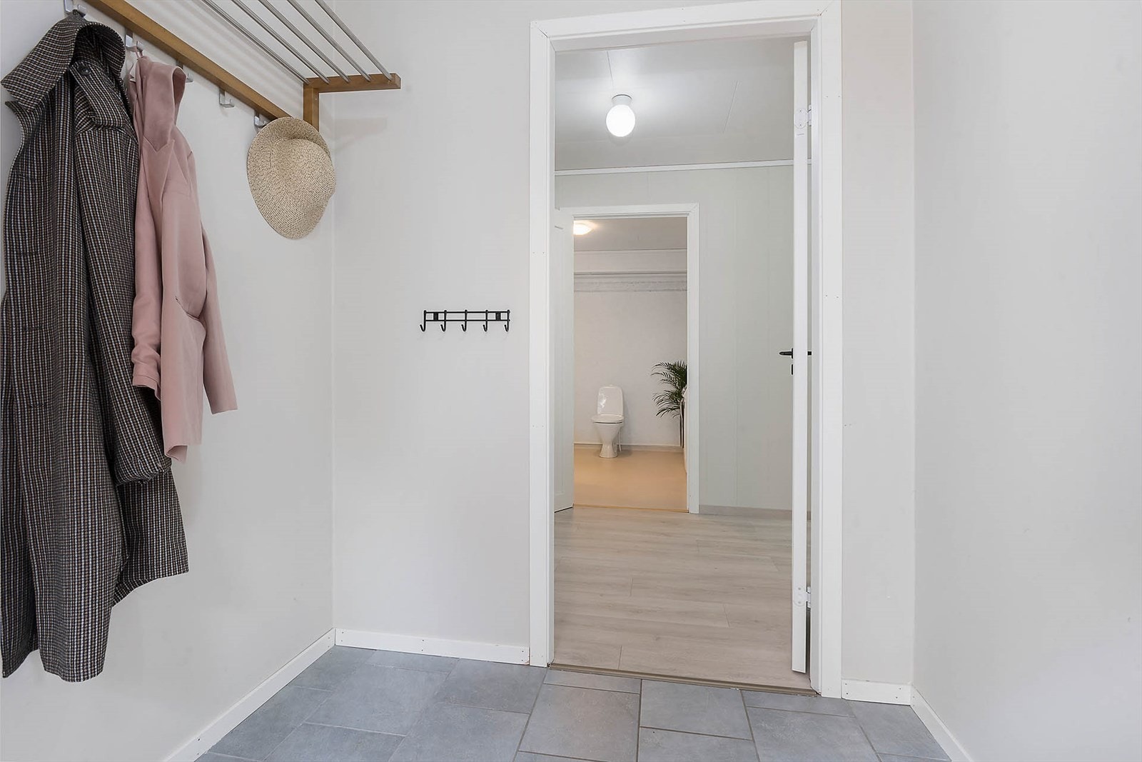I entréen er det god plass til ytterklær og sko. Galleribilde