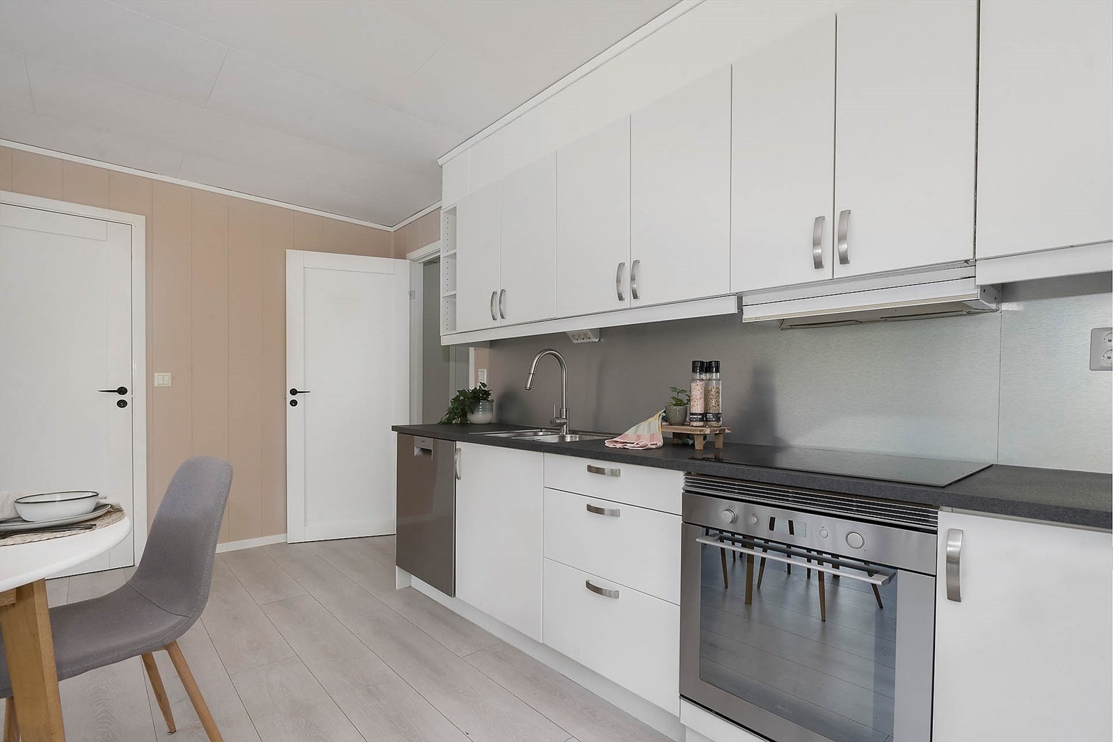 Kjøkkenet er fra Marbodal. Integrert i innredningen er induksjonskoketopp, stekeovn og oppvaskmaskin som følger med ved salg. På veggen over benkeplaten er det montert kitchen board. Galleribilde