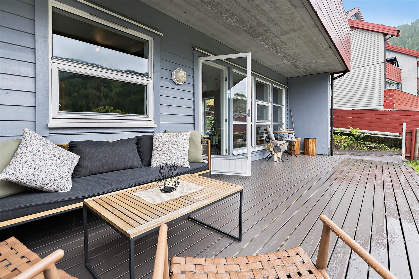 Terrassen har god plass til sittegrupper. Her er det også installert utelys. Galleribilde