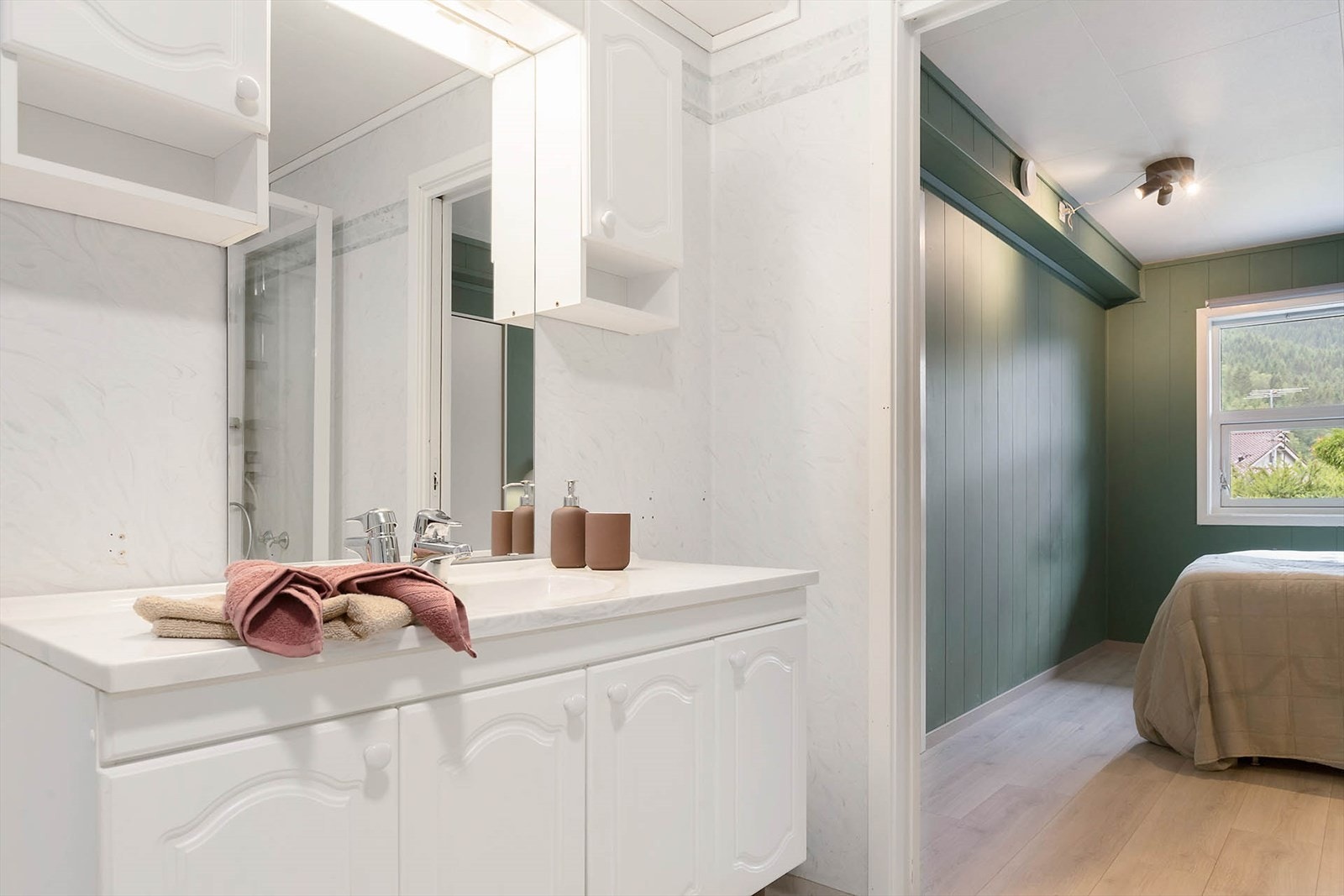 Fra badet er det tilkomst fra både gangen og direkte fra soverommet. Galleribilde