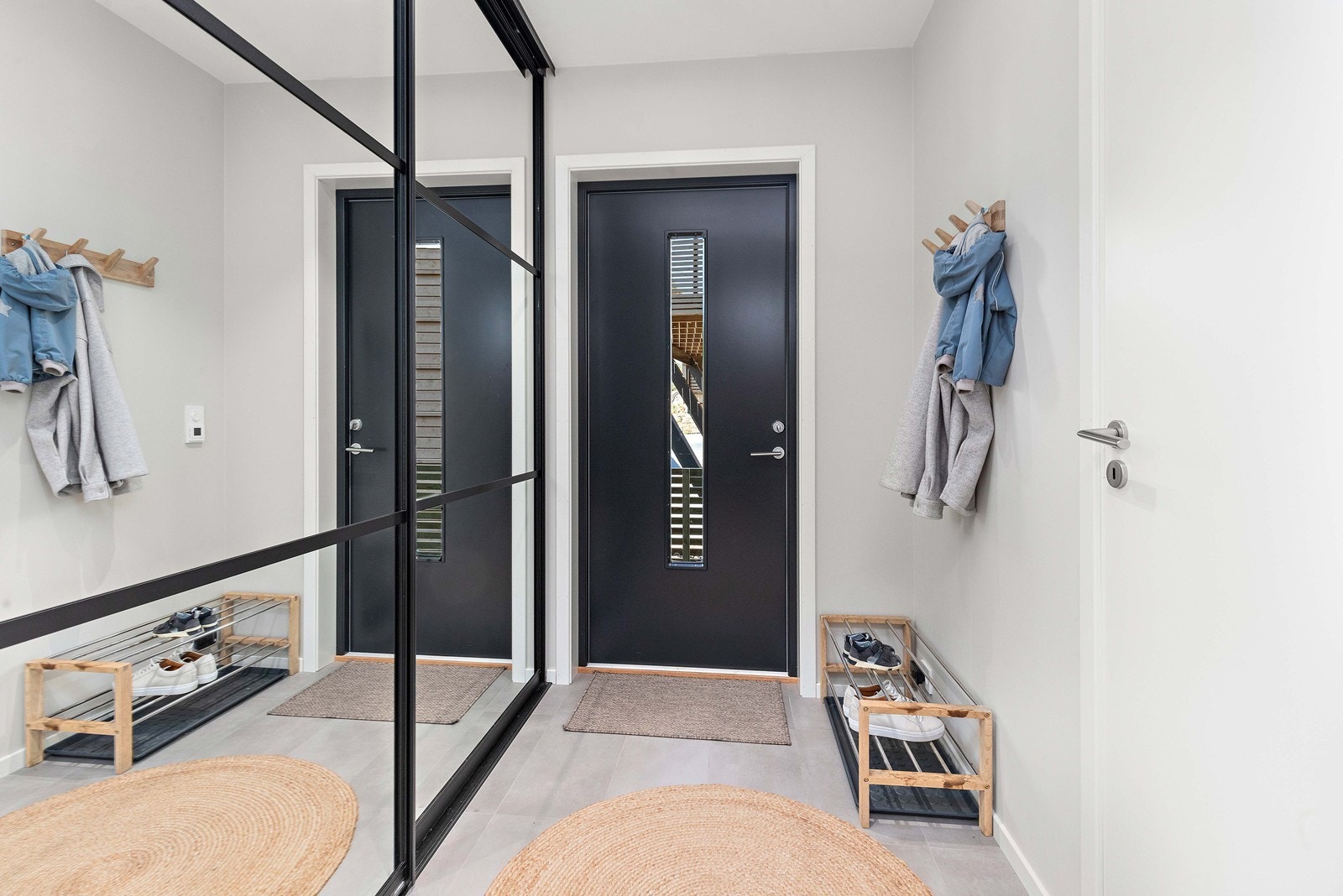 Flislagt gang/entrè med varme i gulv. Stor skyvedørsgarderobe til oppbevaring. Galleribilde
