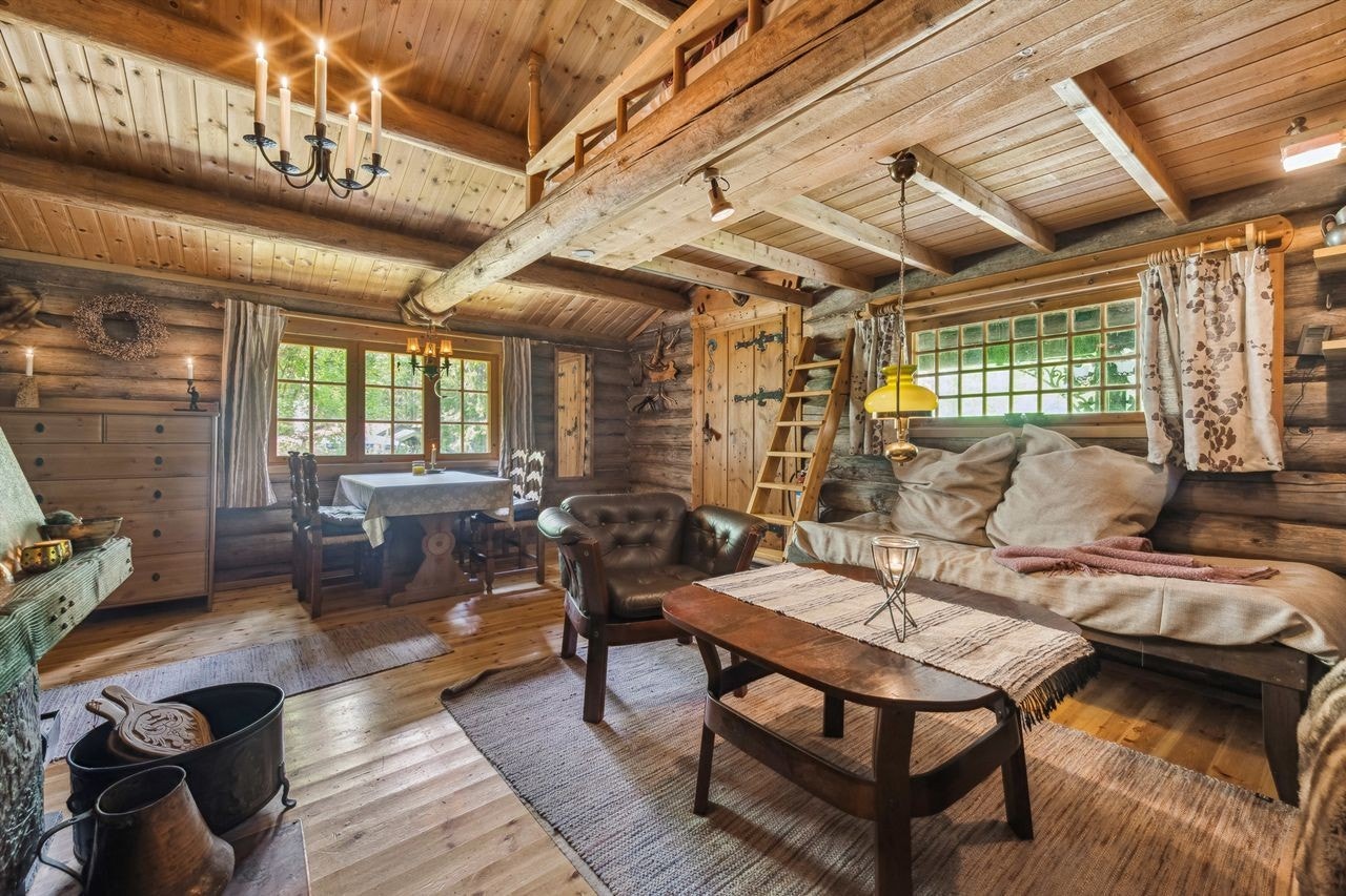 Over stuen er en hems med god oppbevaringsplass. Galleribilde