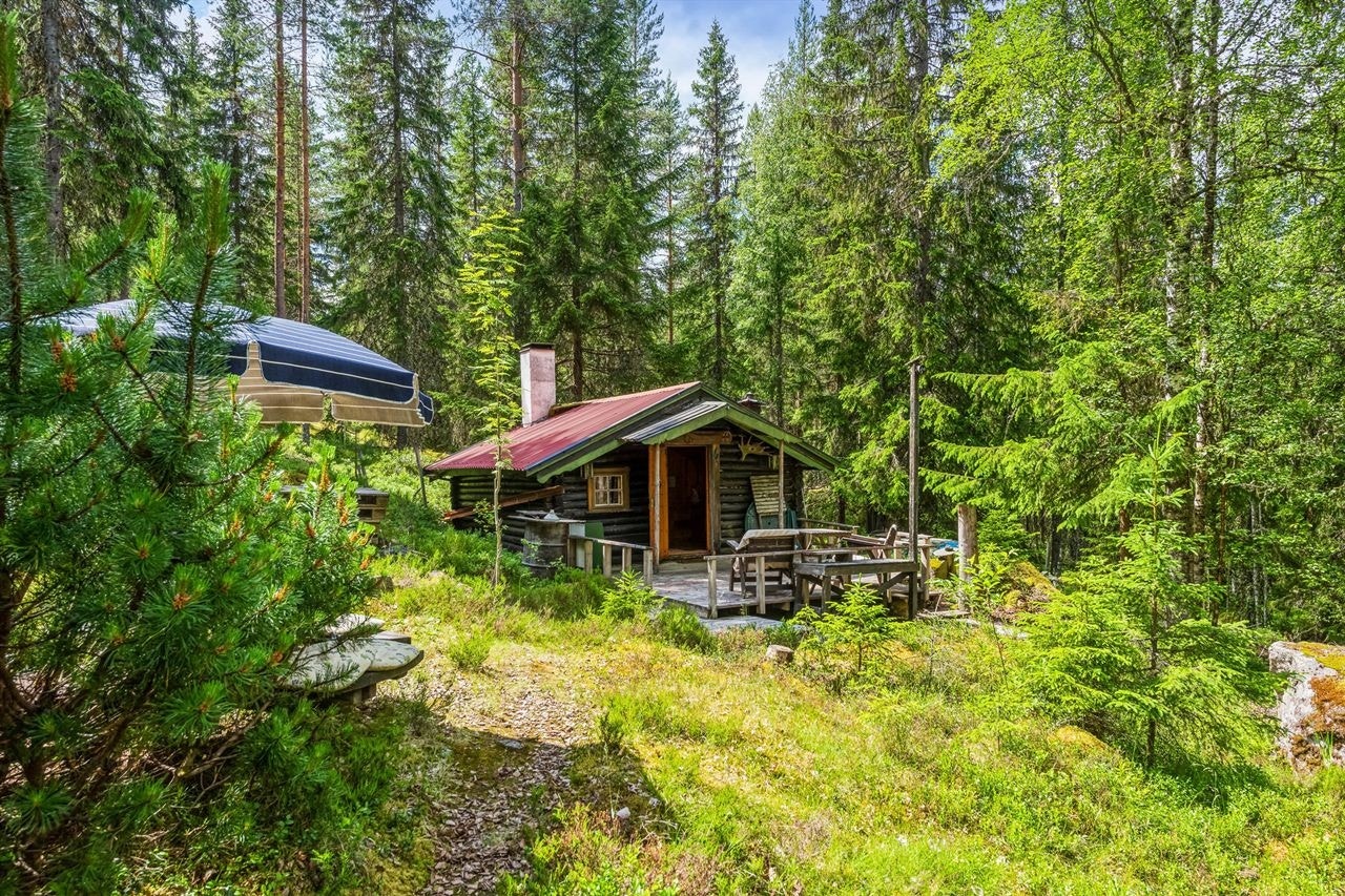 Eiendommen er bestående av flere bygninger med fine uteplasser. Galleribilde