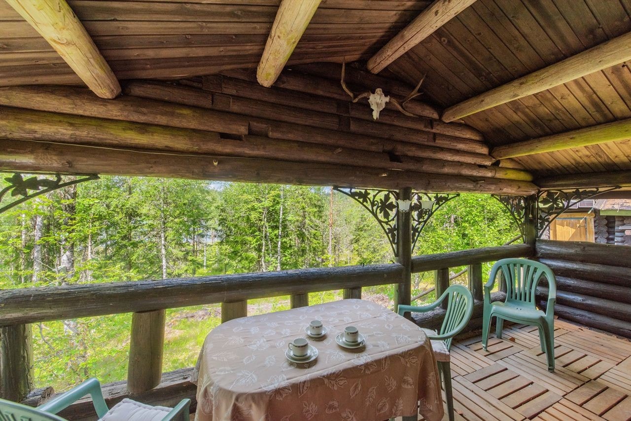 Hytta ligger i nærheten av vann og har gode jakt- og fiskemuligheter. Galleribilde