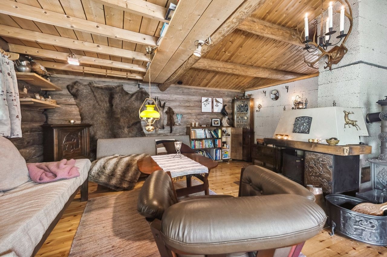 Hytta varmes opp med en god peis, lys via solcelleanlegg. Galleribilde