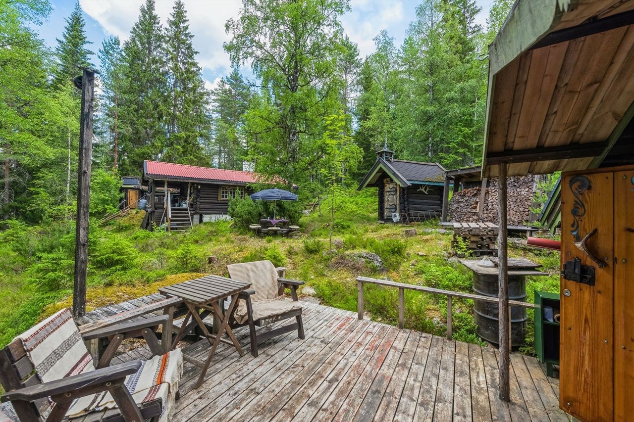 Flott naturtomt mellom byggene. Galleribilde