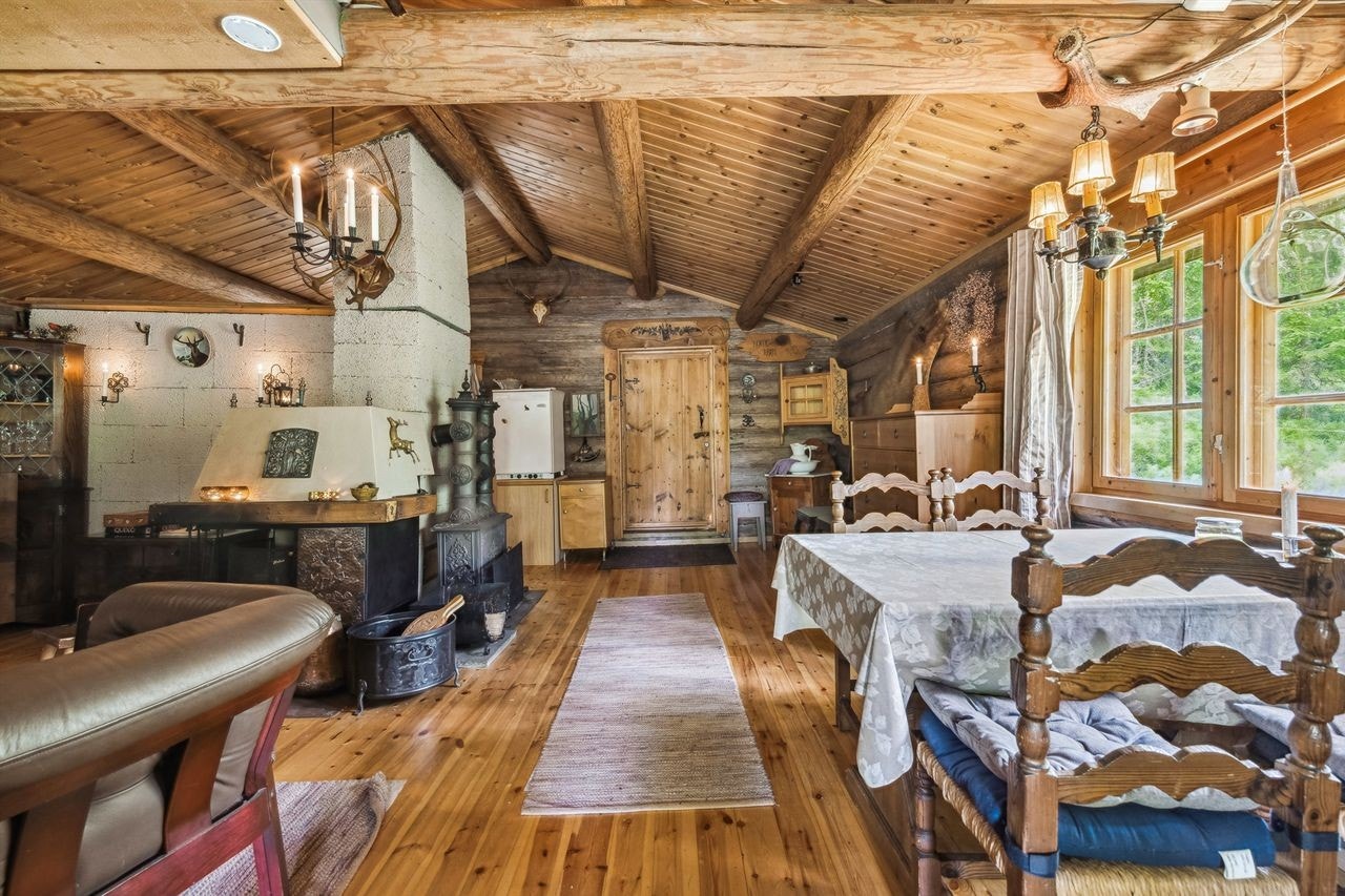 Stue med høy himling som gir en luftig romfølelse. Galleribilde