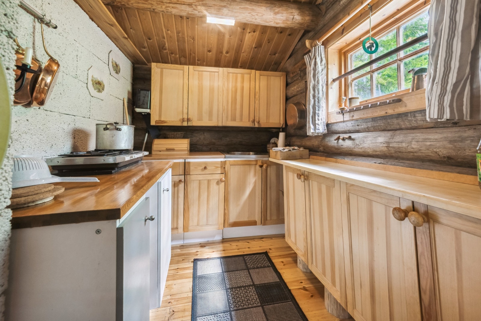 Koselig kjøkkenkrok som har godt med skap og benkeplass. Propan koketopp med 2 bluss samt propan kjøleskap. Galleribilde