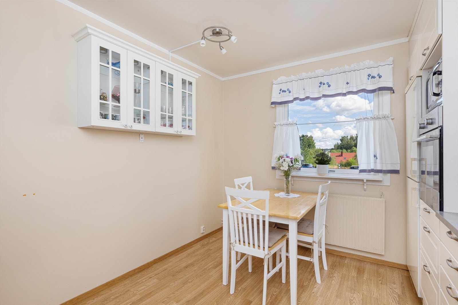 Plass til spisebord på kjøkkenet. Galleribilde