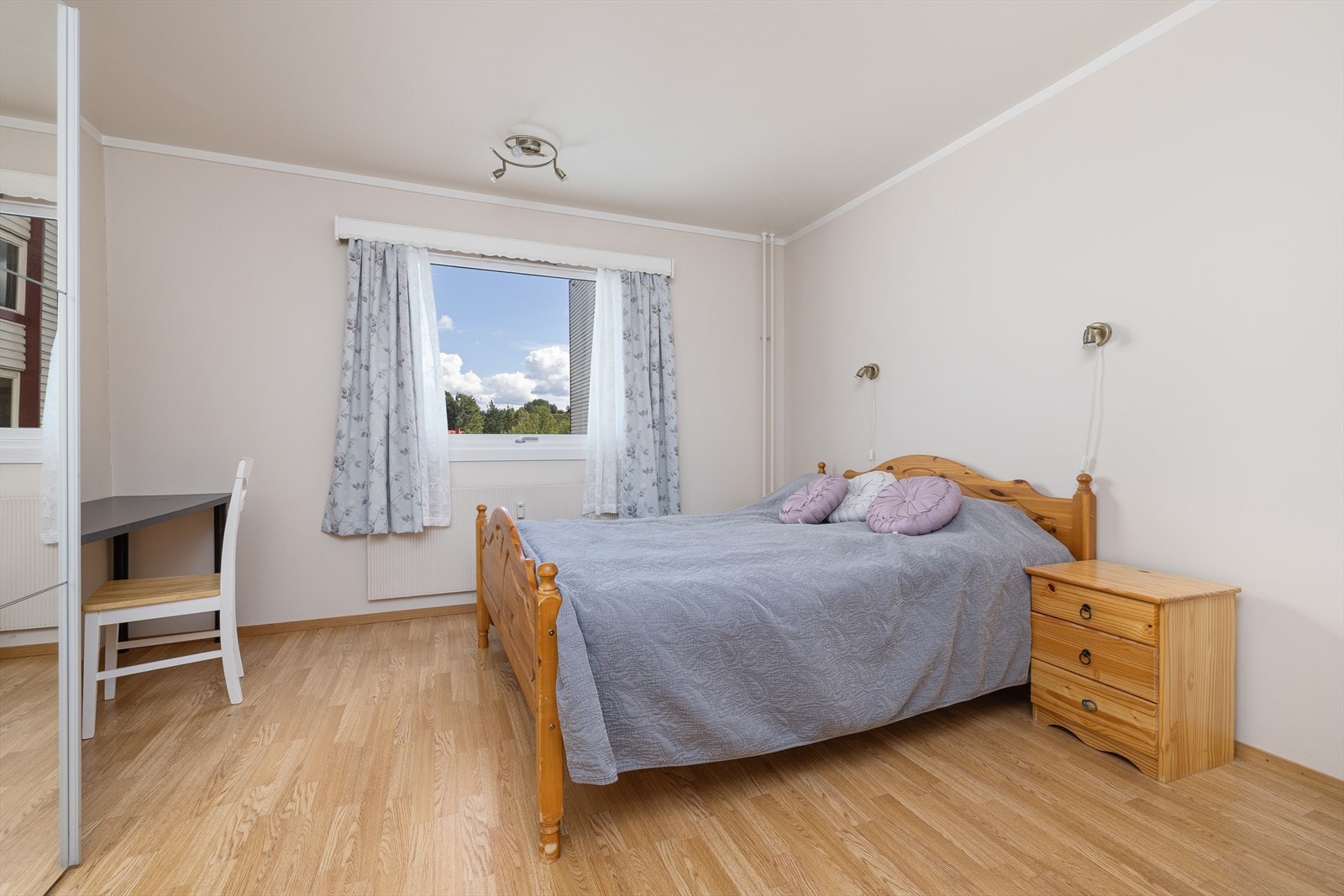 Soverom med god plass til dobbeltseng og skap/kommode. Galleribilde