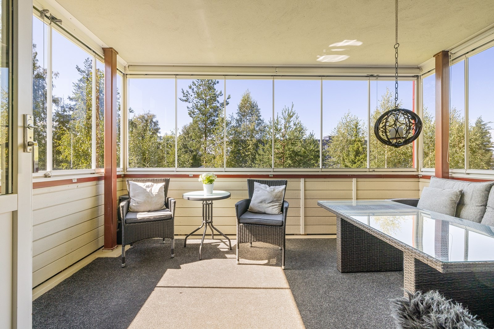 Balkongen er innglasset og har fin utsikt. Galleribilde