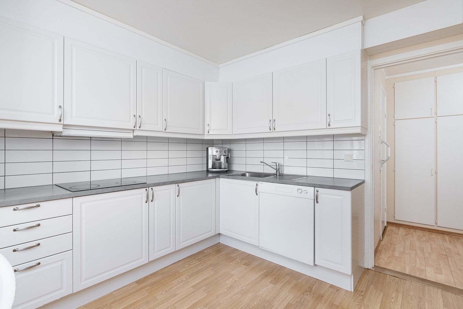 Lyst og innbydende kjøkken. Galleribilde