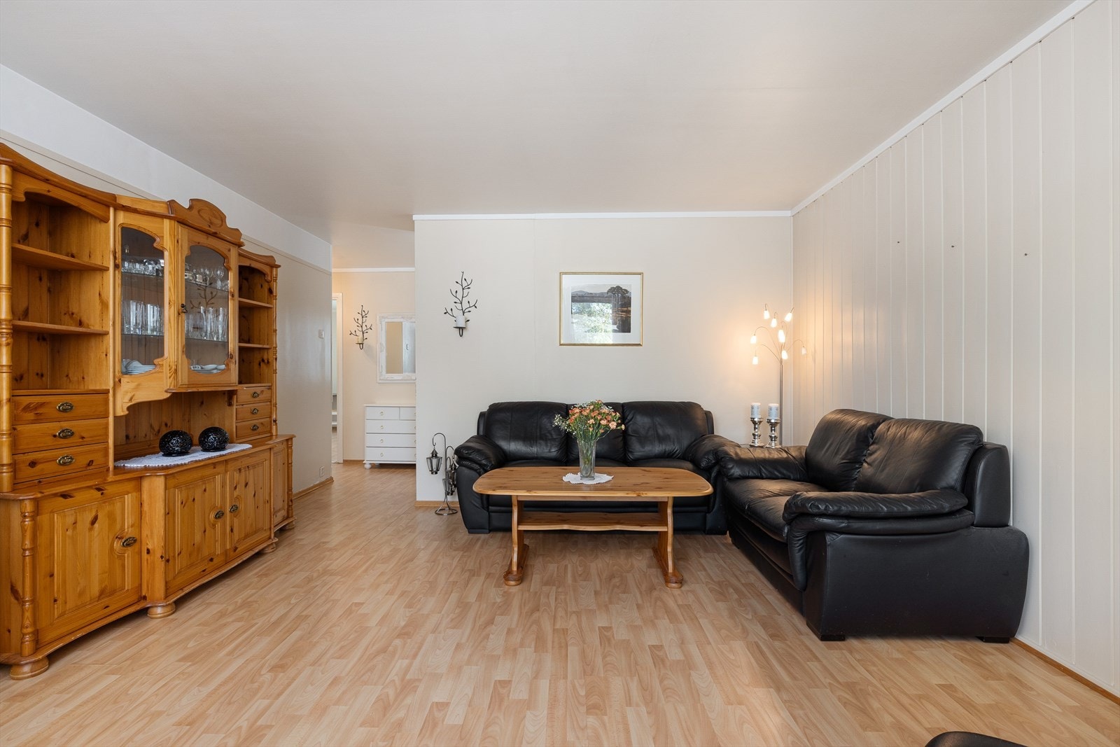 Romlig og lys stue. Galleribilde